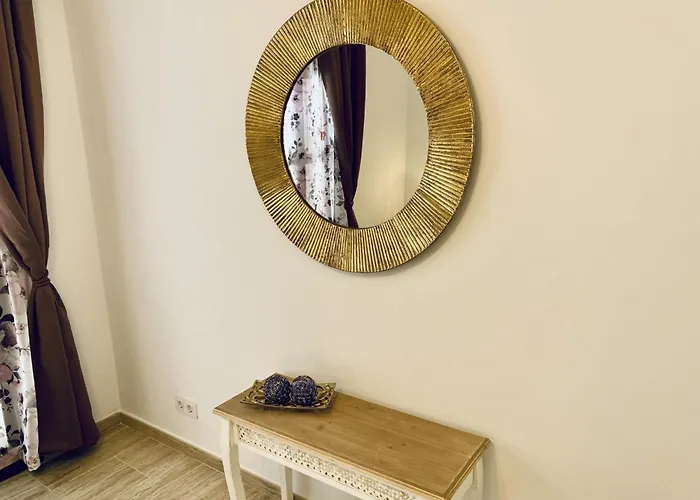 South Corner Адехе